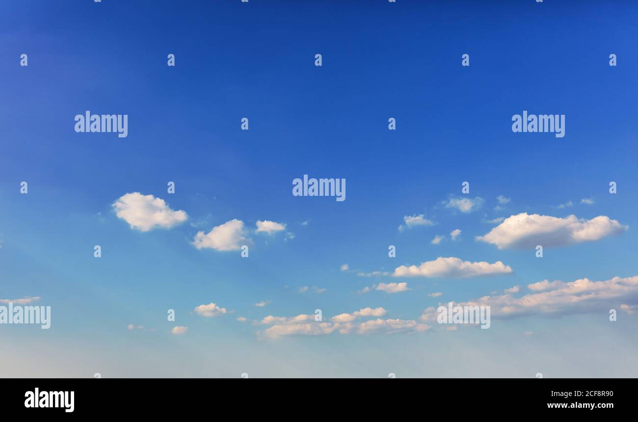 Il cielo blu con nuvole bianche in una giornata di sole in estate Foto Stock