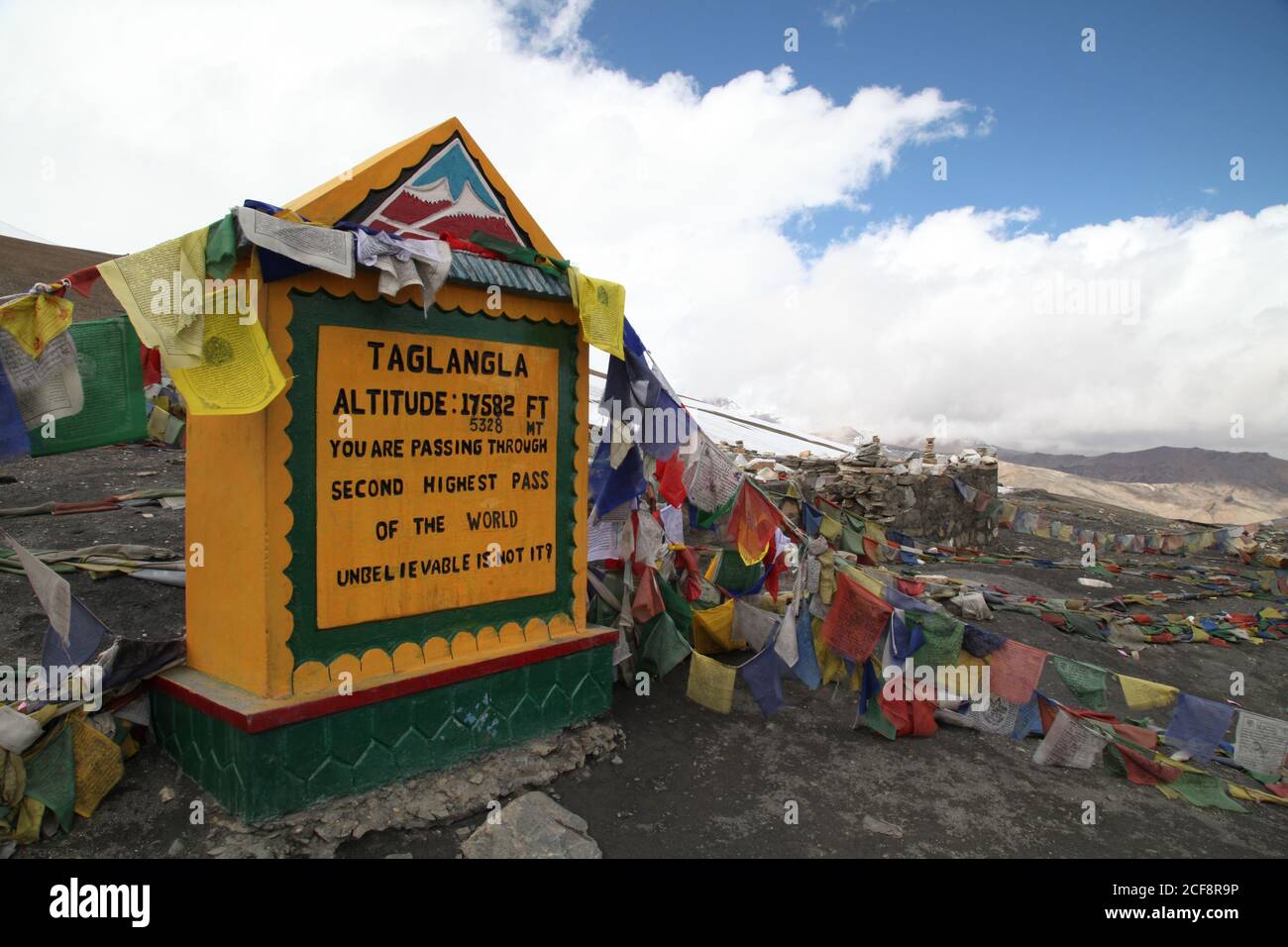 La pietra miliare di Taglangla, secondo passo più alto del mondo, Leh, Ladakh, Jammu e Kashmir, India Foto Stock