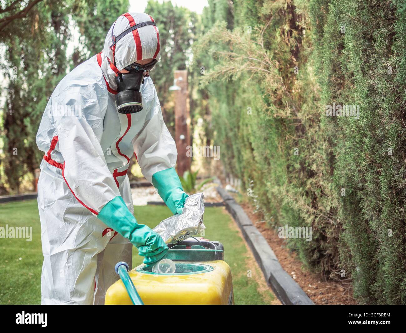 Specialista di fumigazione mettere la confezione nel dispositivo giallo Foto Stock