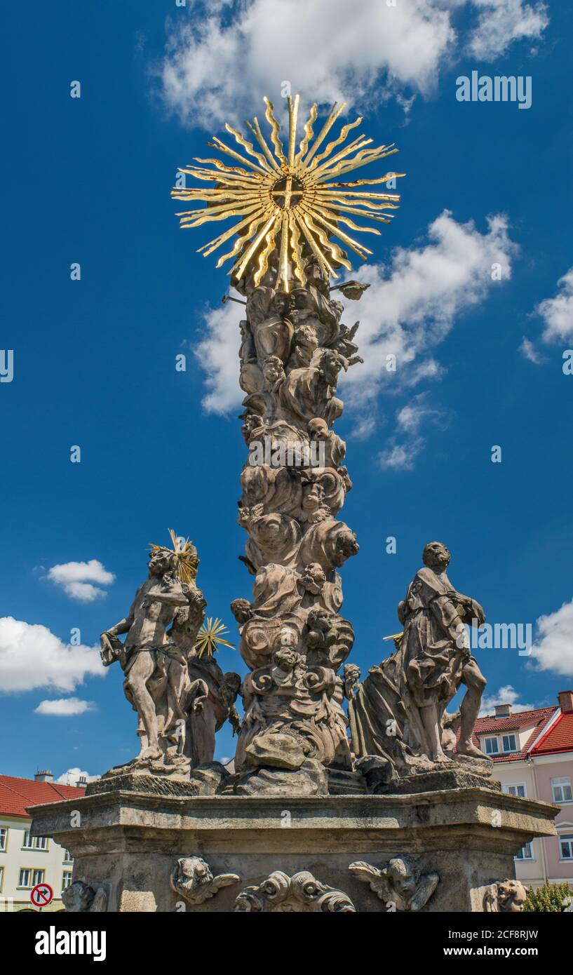 Colonna della peste, 1718, stile barocco, a Komenskeho namesti, piazza cittadina di Fulnek, regione Moravo-Silesiana, Repubblica Ceca Foto Stock