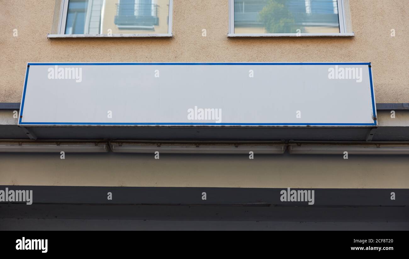 Modello mock-up segno azienda bianca sulla parete della casa di un edificio Foto Stock