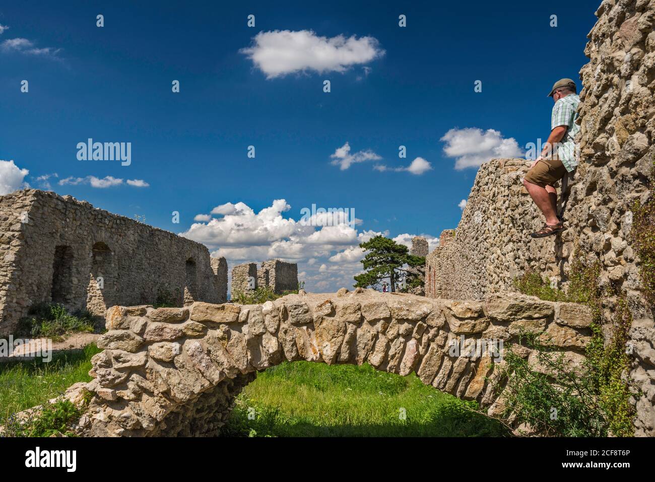 Rovine di Starojicinsky hrad, castello medievale sulla collina sopra il villaggio di Stary Jicin, Moravia-Silesian Regione, Moravia, Repubblica Ceca Foto Stock