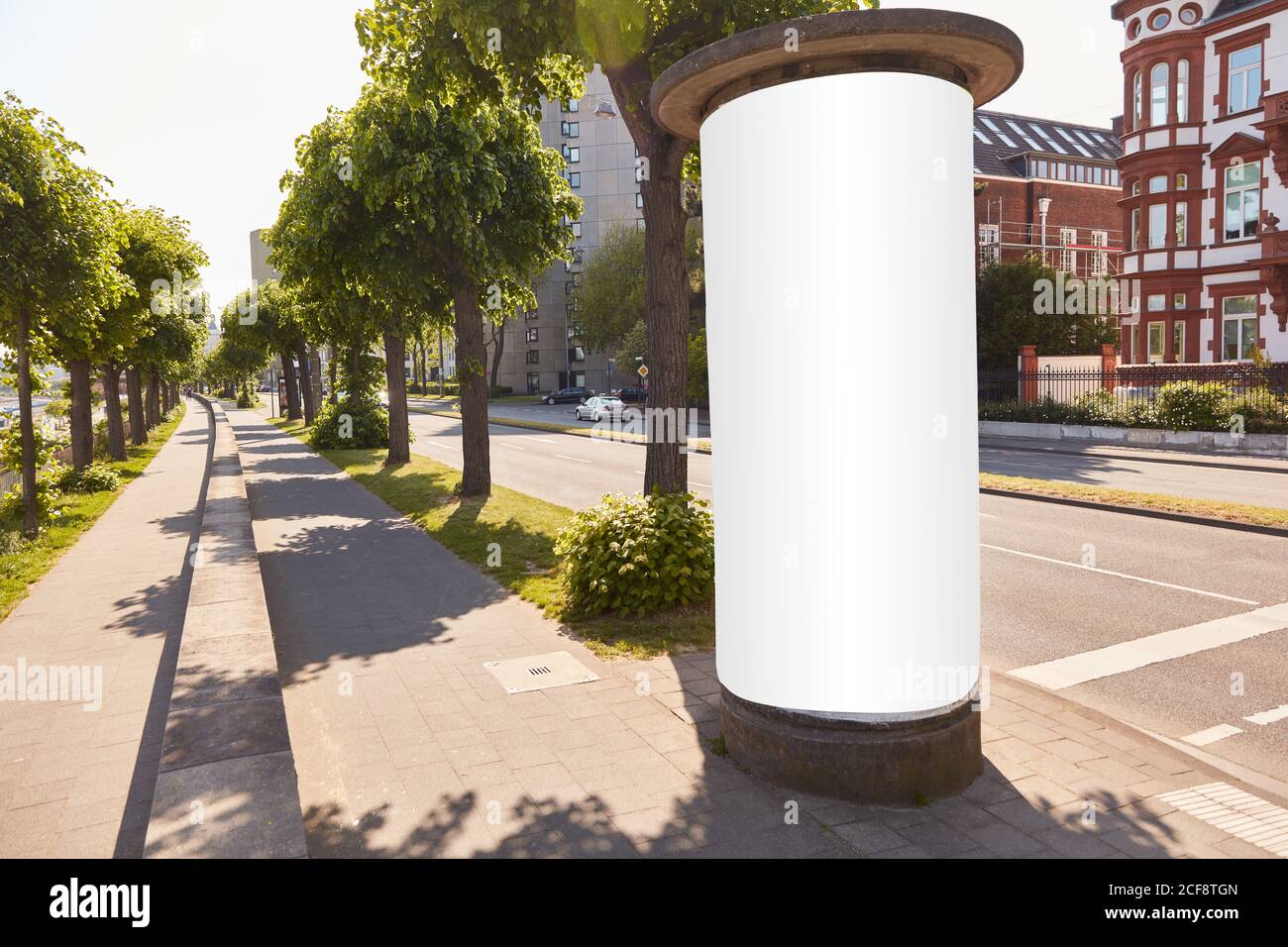 Modello mock-up di pilastro di pubblicità per la pubblicità all'aperto su una strada A Colonia Foto Stock