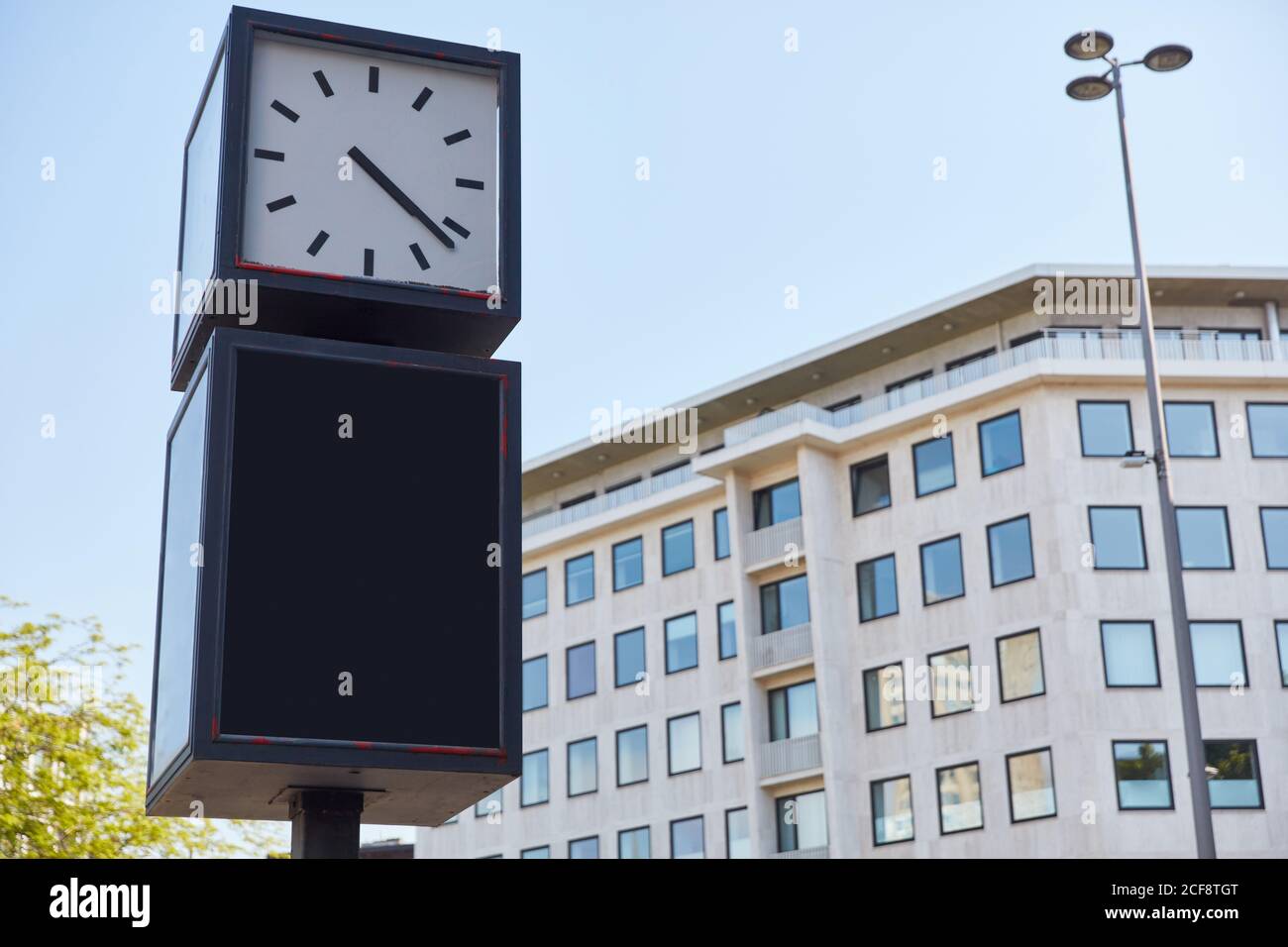 Spazio pubblicitario vuoto su un grande orologio in tedesco città Foto Stock
