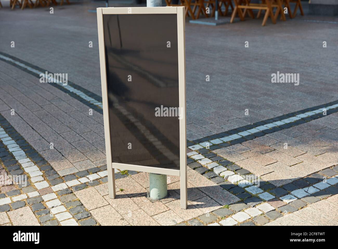 Espositore vuoto per affissioni come mock-up per ristoranti e catering in città Foto Stock