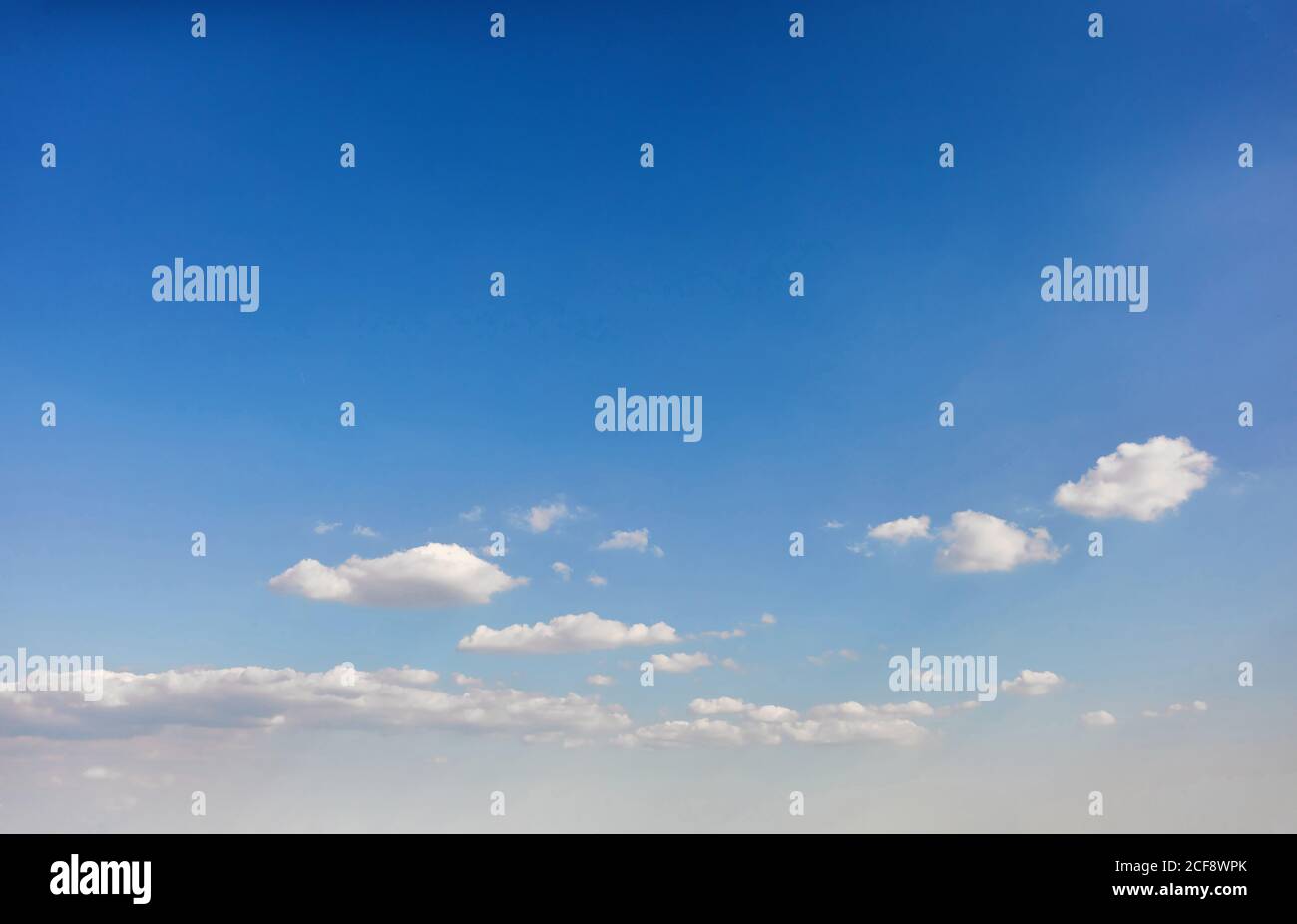 Nuvole bianche nel cielo blu durante il giorno d'estate Foto Stock