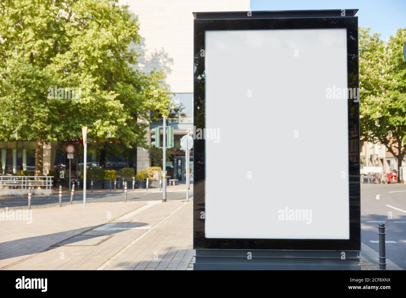 Immagine di un poster vuoto della luce della città come spazio pubblicitario nel città Foto Stock