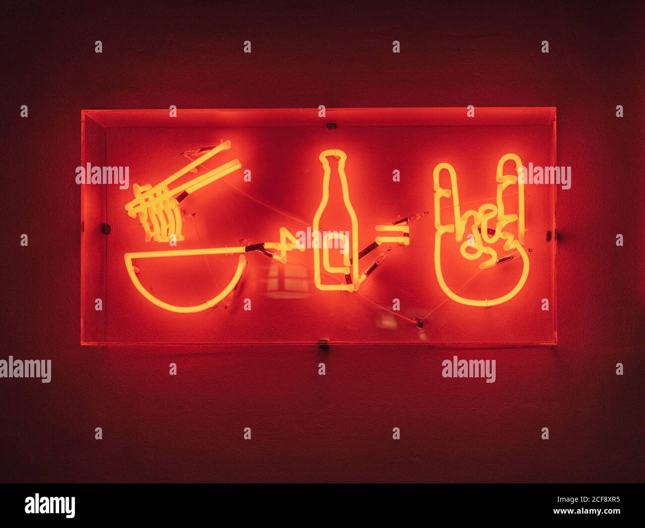 Cartello illuminato del ristorante asiatico che offre cibo e bevande appesi a parete Foto Stock