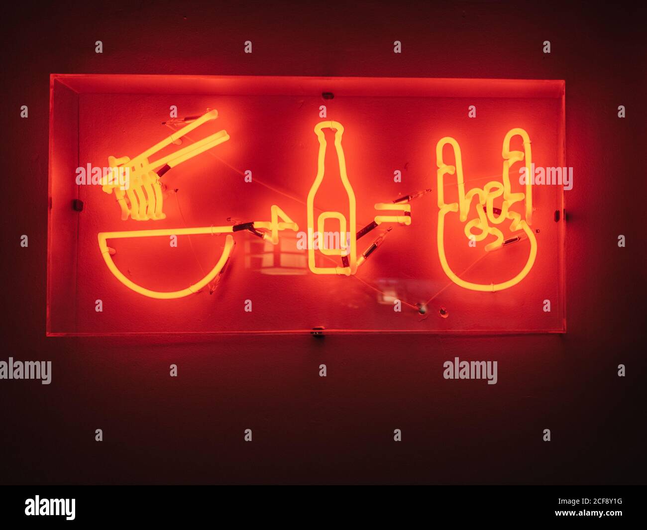 Cartello illuminato del ristorante asiatico che offre cibo e bevande appesi a parete Foto Stock