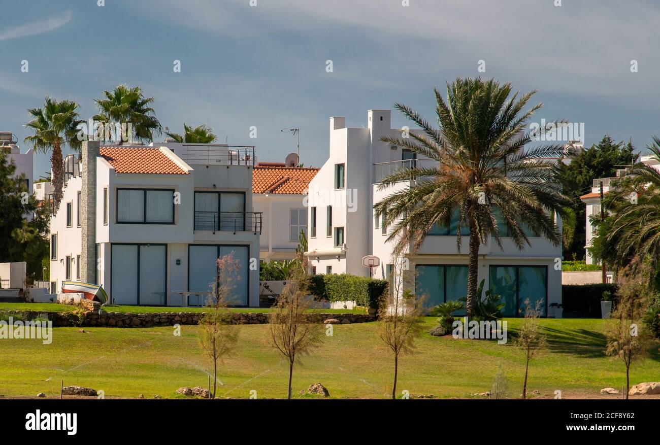 Tipica architettura di case di campagna a Cipro nel resort area Foto Stock