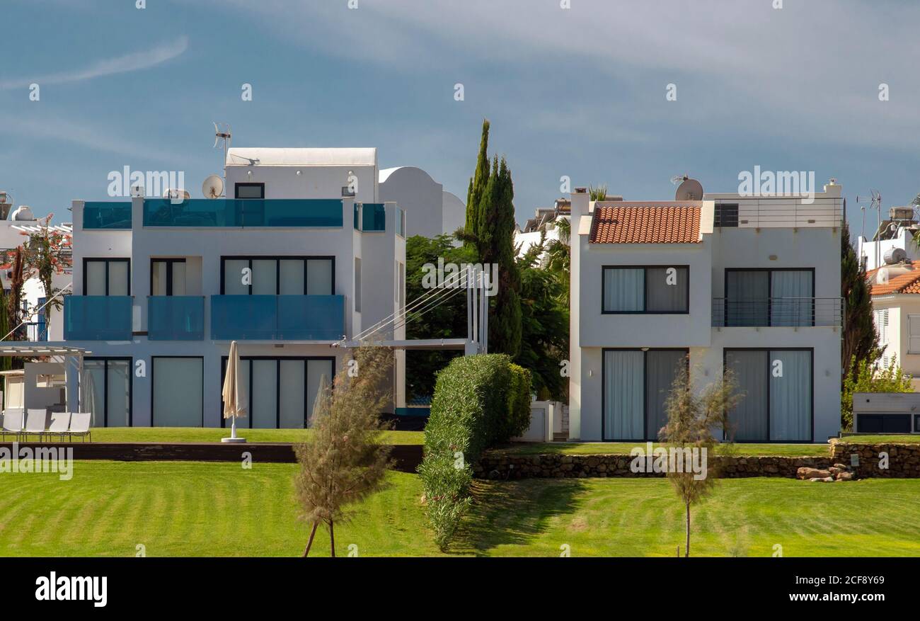 Tipica architettura di case di campagna a Cipro nel resort area Foto Stock