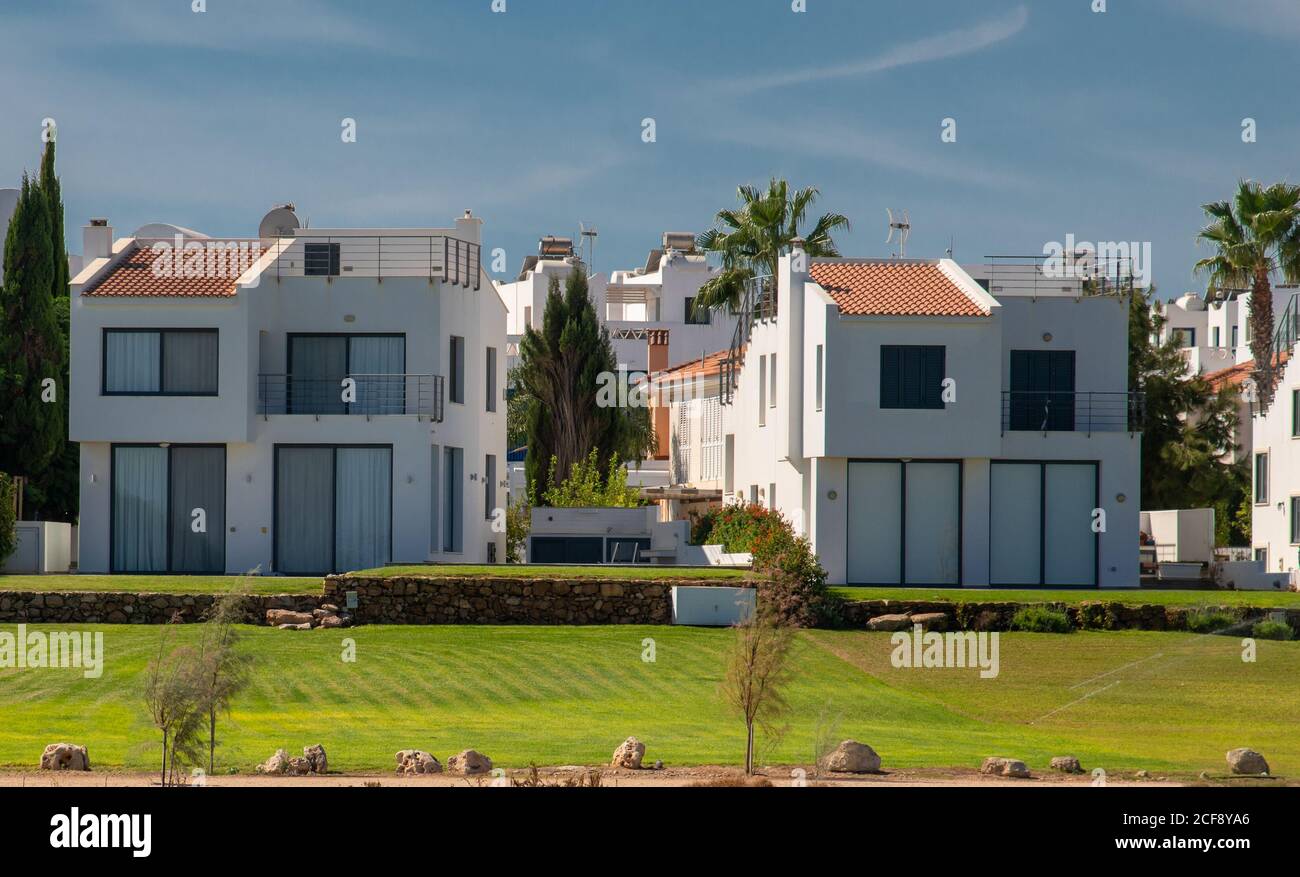 Tipica architettura di case di campagna a Cipro nel resort area Foto Stock