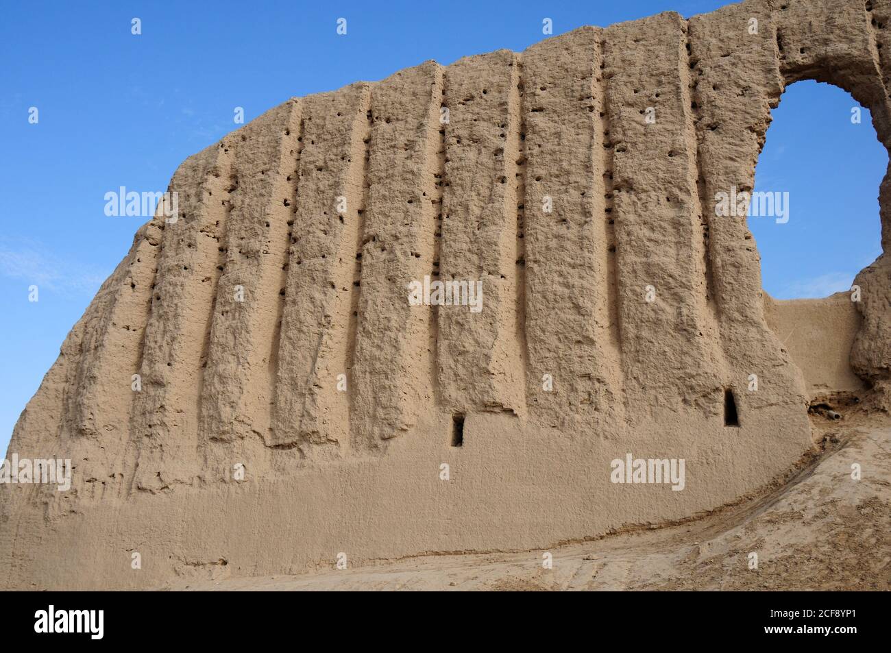 Il grande Castello di Girl si trova nell'antica città di Merv in Turkmenistan. Il castello fu costruito con mattoni di fango durante il periodo Seljuk. Foto Stock