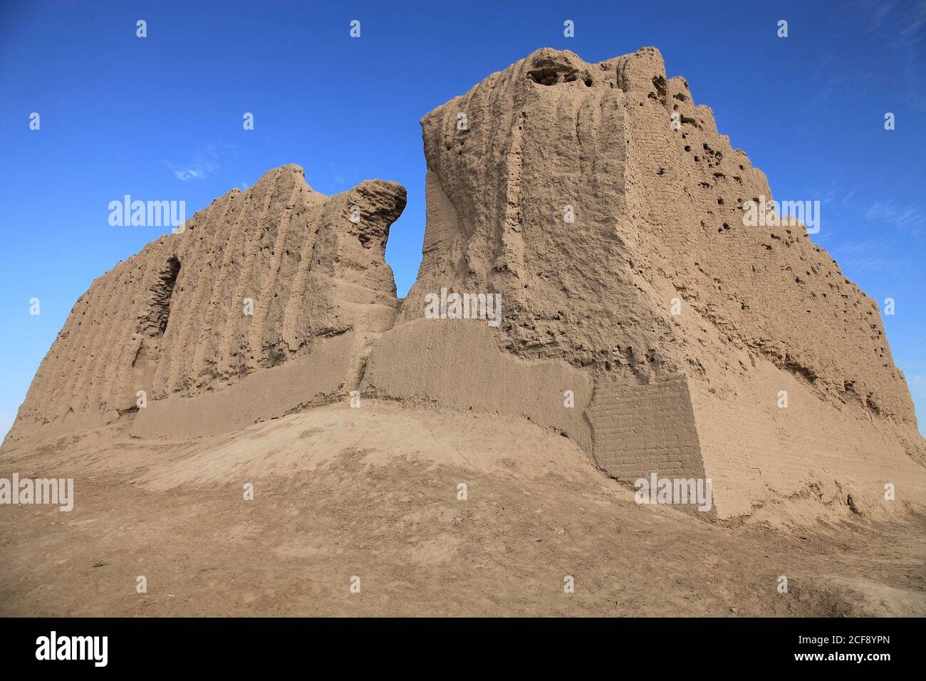 Il grande Castello di Girl si trova nell'antica città di Merv in Turkmenistan. Il castello fu costruito con mattoni di fango durante il periodo Seljuk. Foto Stock