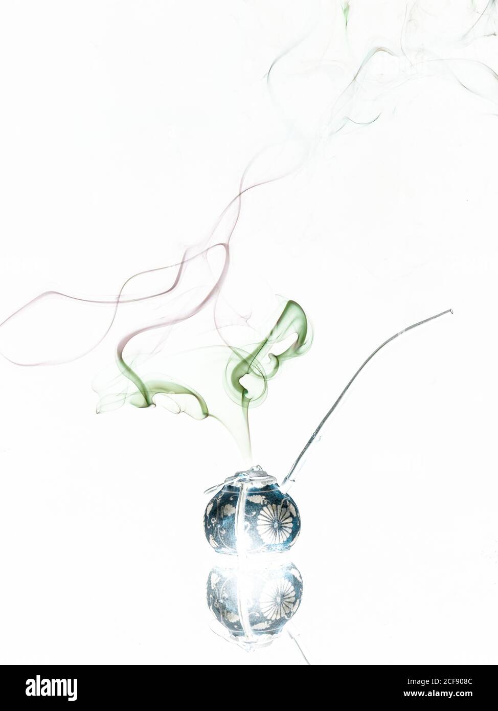 Vaso con erbe che emettono fumo Foto Stock