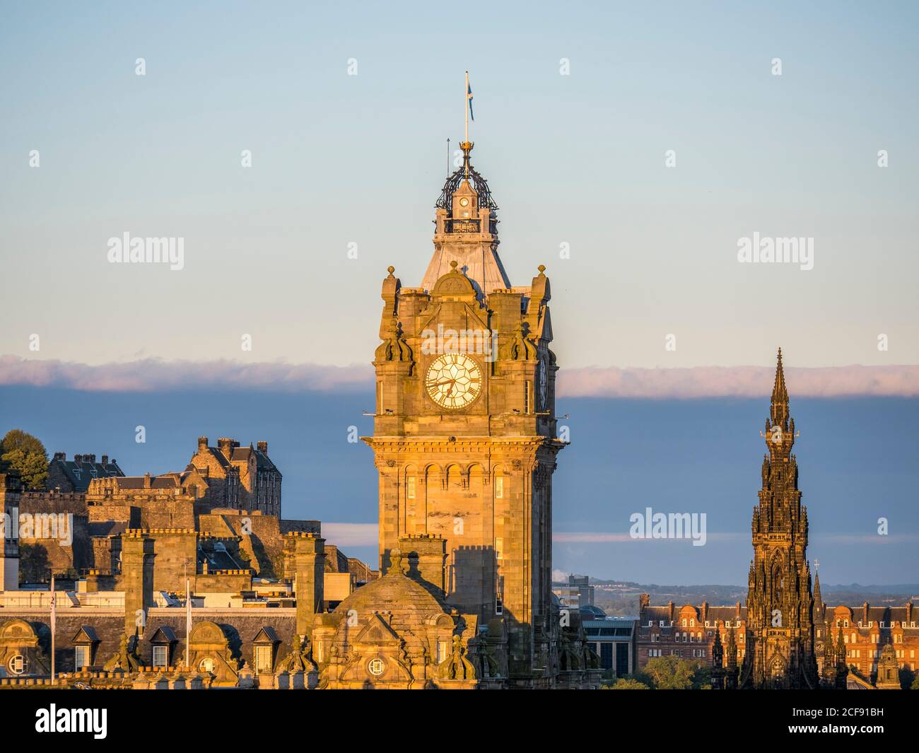 Alba, Paesaggio con la Torre del Balmoral Hotel, Castello di Edimburgo, Monumento Scott, Edimburgo, Scozia, Regno Unito, GB. Foto Stock