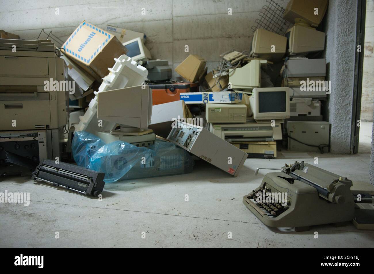 Sala Consilina, Salerno, Italia: Cartelle e computer abbandonati nel Palazzo di Giustizia chiusi nel settembre 2013 a causa della revisione delle spese. ©Andrea Foto Stock