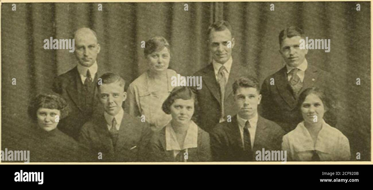 . La Torre, 1921. Ben organizzato ora. E con un numero molto maggiore di membri, ci aspettiamo un club più forte e più forte che mai. ROL.l. CALLElvira Anderson. IVA Weldon. Pauline Lillick. Maria Adams. Myrtie Krohn. Webb di Mildred. Josephine Abbanat. Esther Walla. Ruby Hcssing. Gunver Amundson. Estelle Schwartz. Isabel Kade. Helen Bitschenauer. Lillie Thompson. Helen Lcplcy. Doris Boss. Celia Rennke. Esther Mueller. Jessie Benson. Mildred Mayer. Anna Mueller. Clara Bagley. Letha Waldeck Enid .Ielany. Lillian Davis. Doris Richards. (.gara Mathieson. • .Race Fish. Bernice Davies. Elsie Philly. Virge Foto Stock