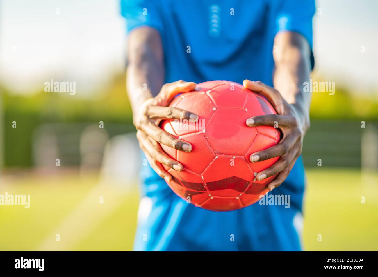 Giocatore di calcio afroamericano con palla Foto Stock