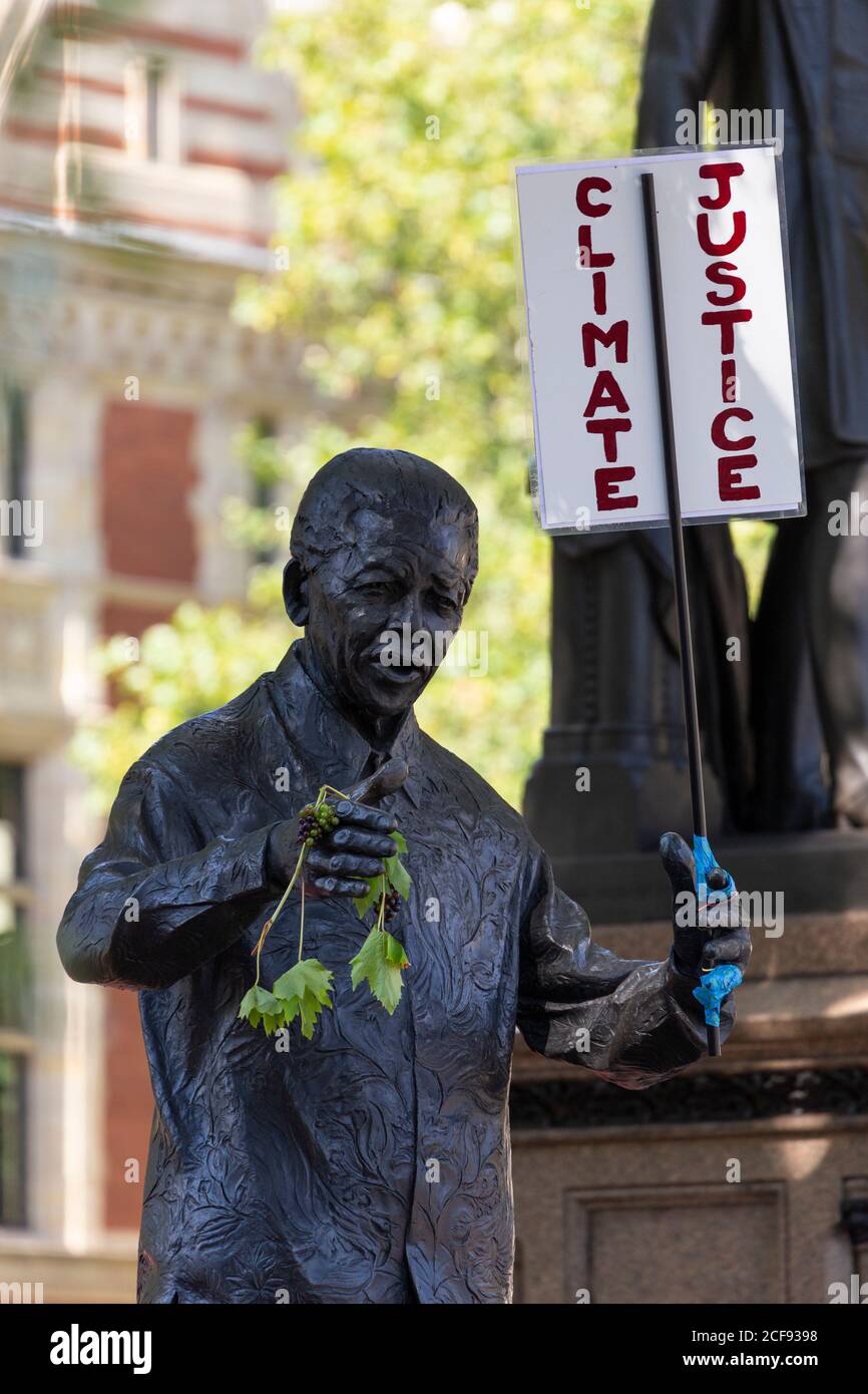 Statua di Nelson Mandela con segno di protesta durante la manifestazione della ribellione estinzione, Piazza del Parlamento, Londra, 1 settembre 2020 Foto Stock