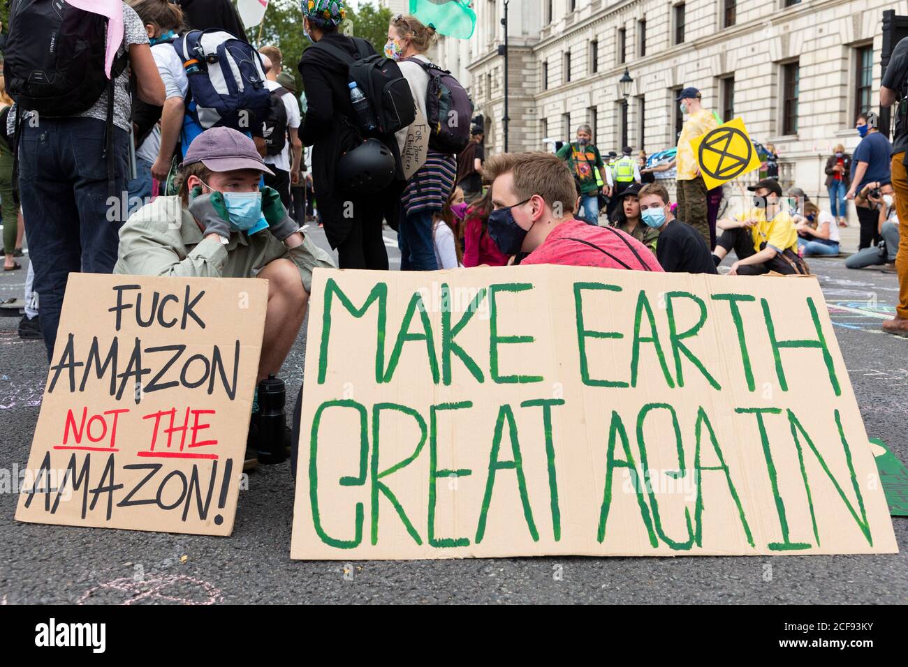 I manifestanti con cartelli bloccano una strada durante la dimostrazione della ribellione estinzione, Piazza del Parlamento, Londra, 1 settembre 2020 Foto Stock