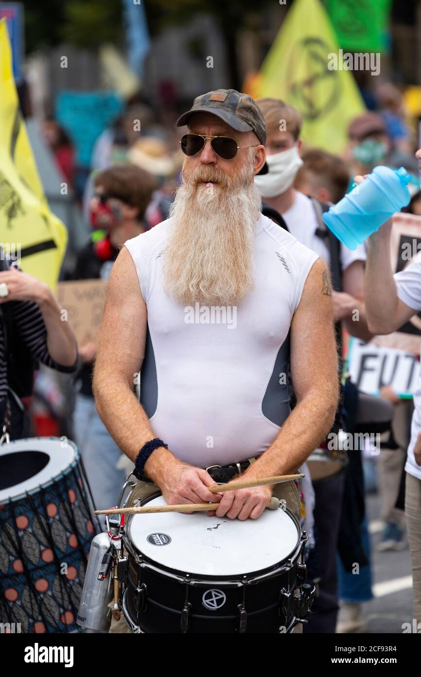 Un batterista con barba lunga durante la dimostrazione della ribellione estinzione, Parliament Square, Londra, 1 settembre 2020 Foto Stock