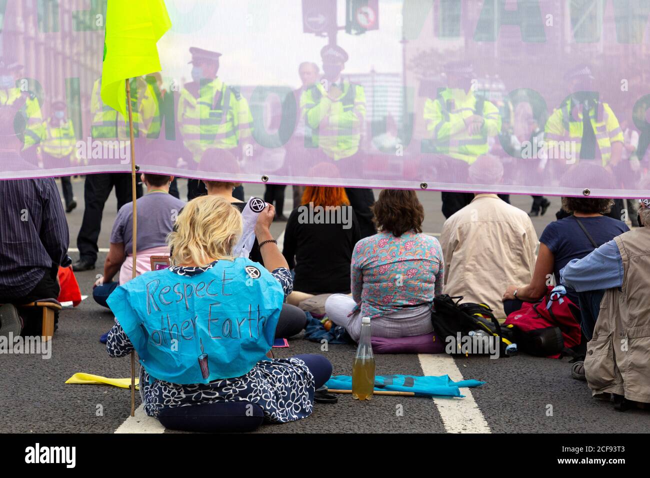 La strada di blocco del protestore di fronte alla polizia durante la manifestazione della ribellione estinzione, Piazza del Parlamento, Londra, 1 settembre 2020 Foto Stock