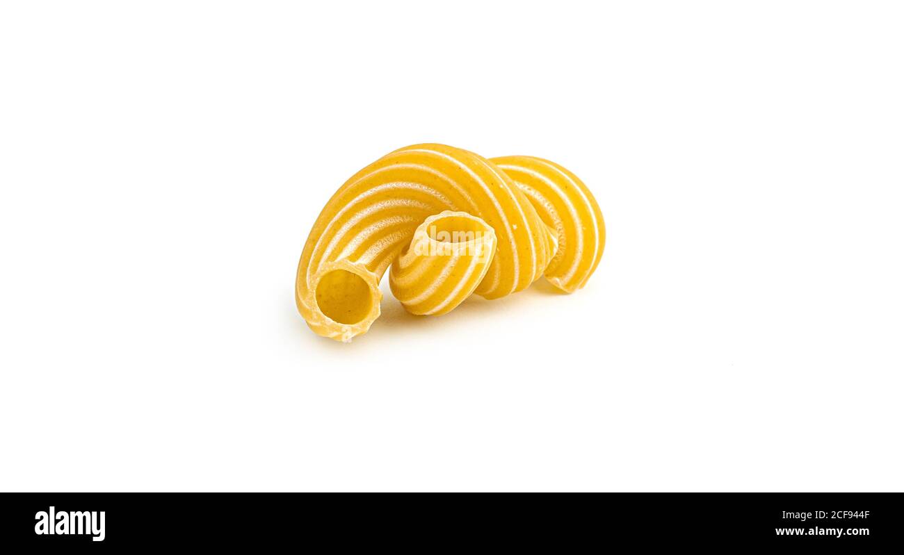 Pasta cavatappi con strisce isolate su sfondo bianco. Foto Stock