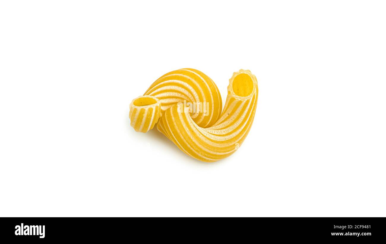 Pasta cavatappi con strisce isolate su sfondo bianco. Foto Stock