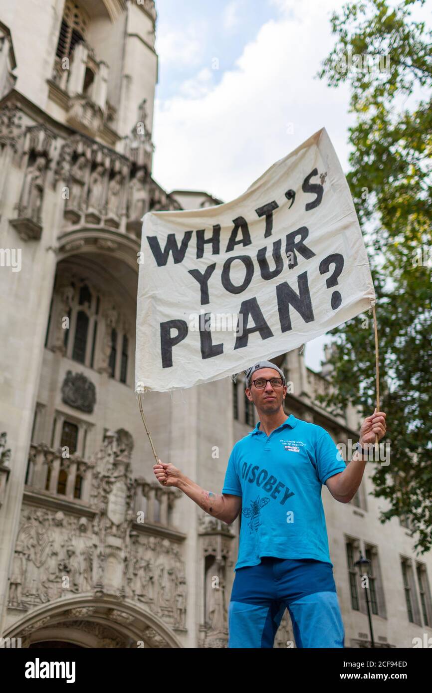 Protester che tiene un banner durante la dimostrazione della ribellione estinzione, Parliament Square, Londra, 1° settembre 2020 Foto Stock