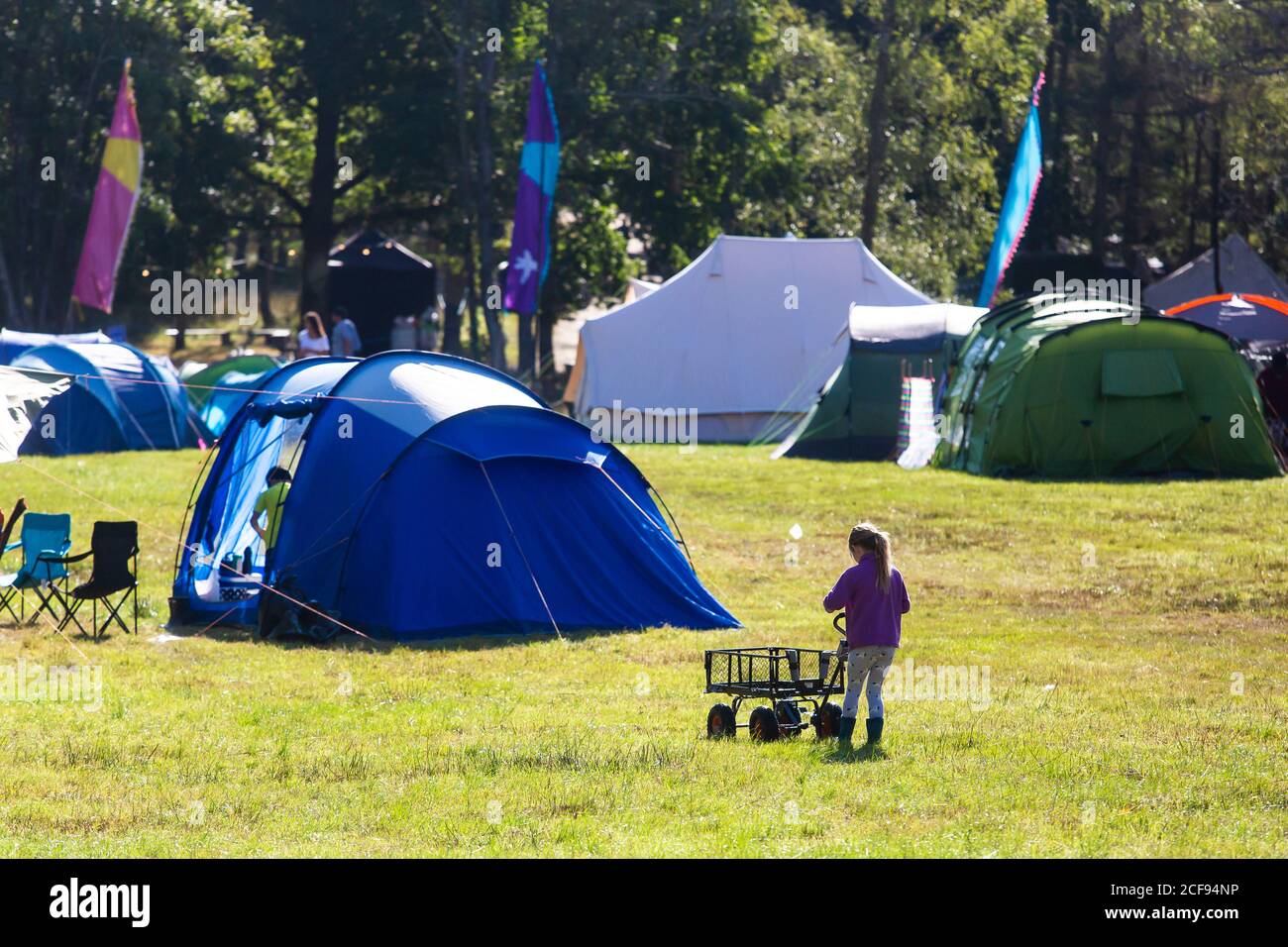 Campeggio a noi non sono un festival socialmente distanziato evento A Pippingford Park - campeggio con un'atmosfera da festival Foto Stock