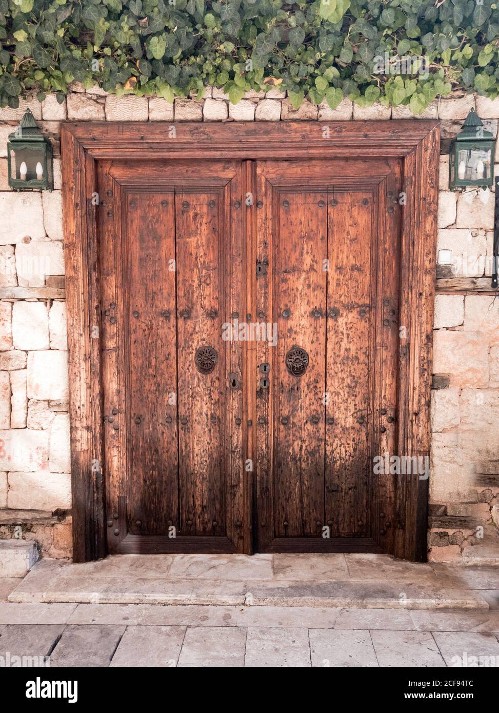 Antica porta di legno Tunisia Foto Stock