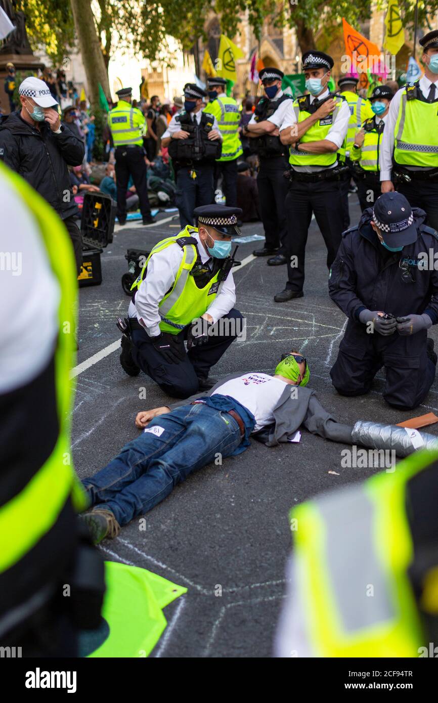 La polizia parla con un protestore che blocca la strada durante la manifestazione della ribellione estinzione, Parliament Square, Londra, 1 settembre 2020 Foto Stock