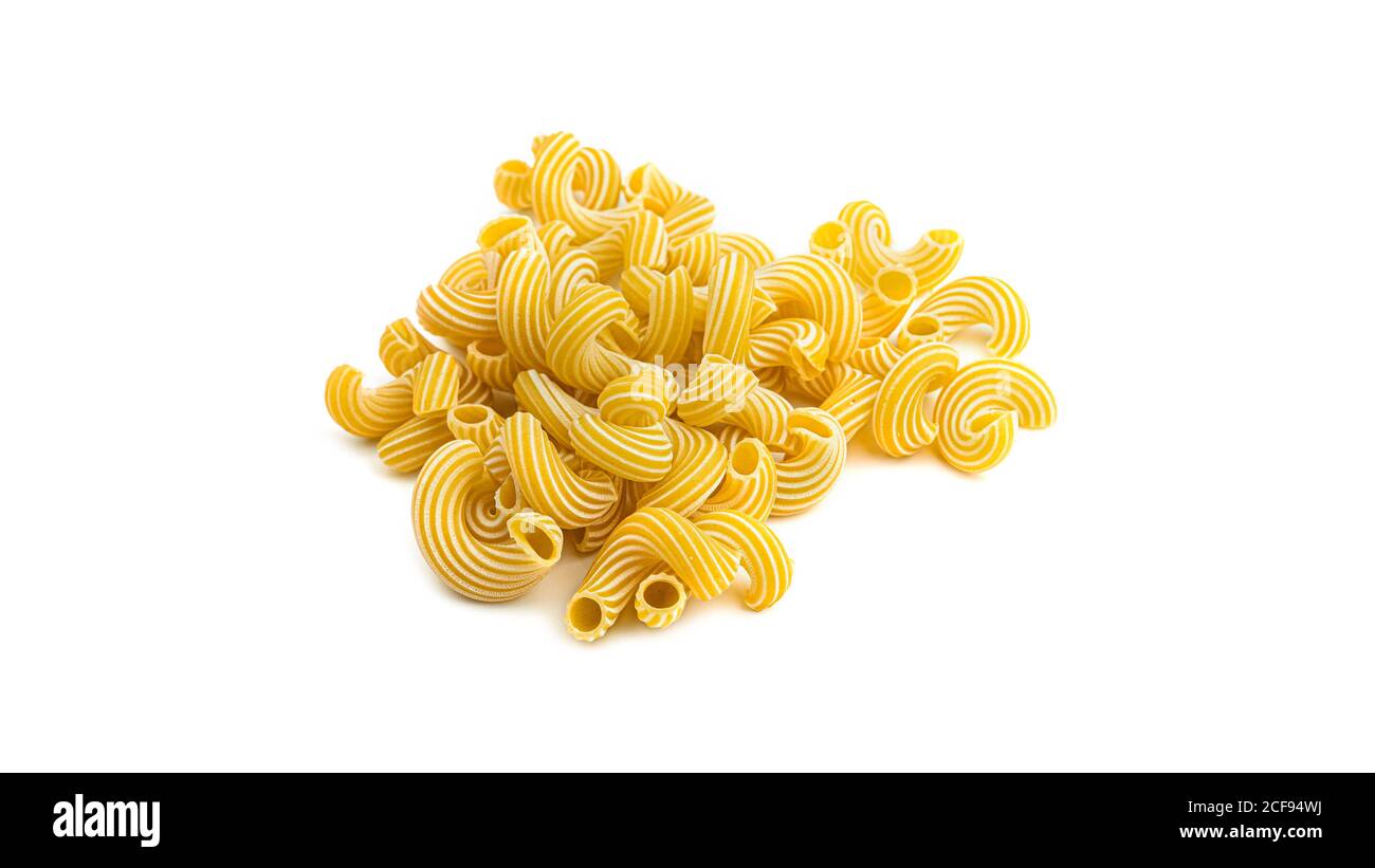Pasta cavatappi con strisce isolate su sfondo bianco. Foto Stock