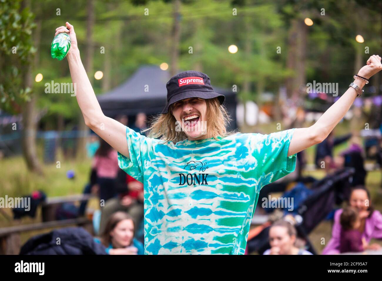 Guy in raver cappello a noi non sono un Festival Evento socialmente distanziato a Pippingford Park - campeggio con a. atmosfera da festival Foto Stock
