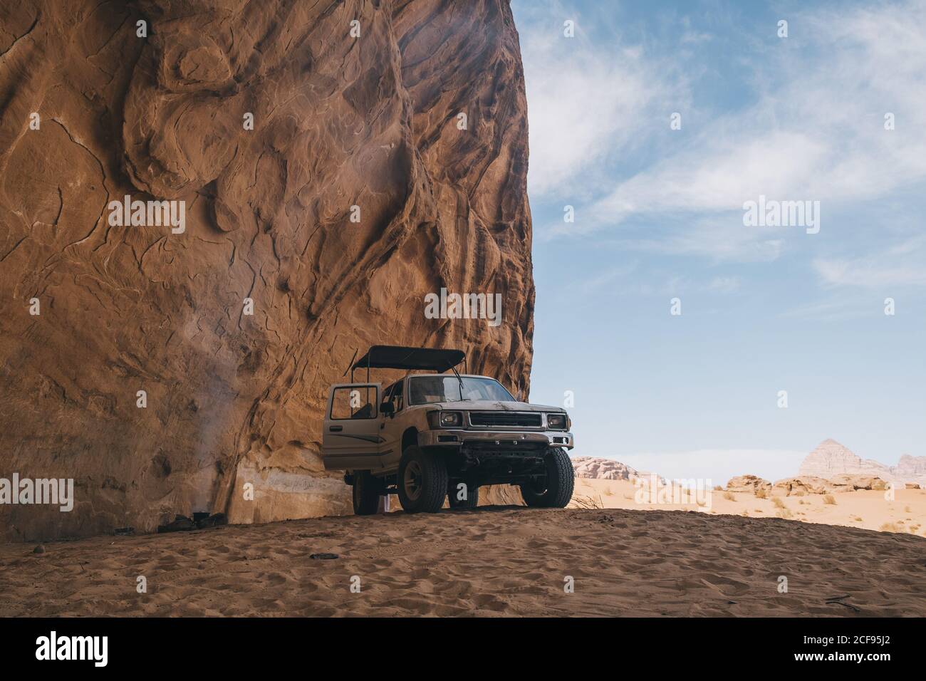Una tipica jeep a 4 ruote nel deserto di Wadi Rum durante il pranzo ora Foto Stock