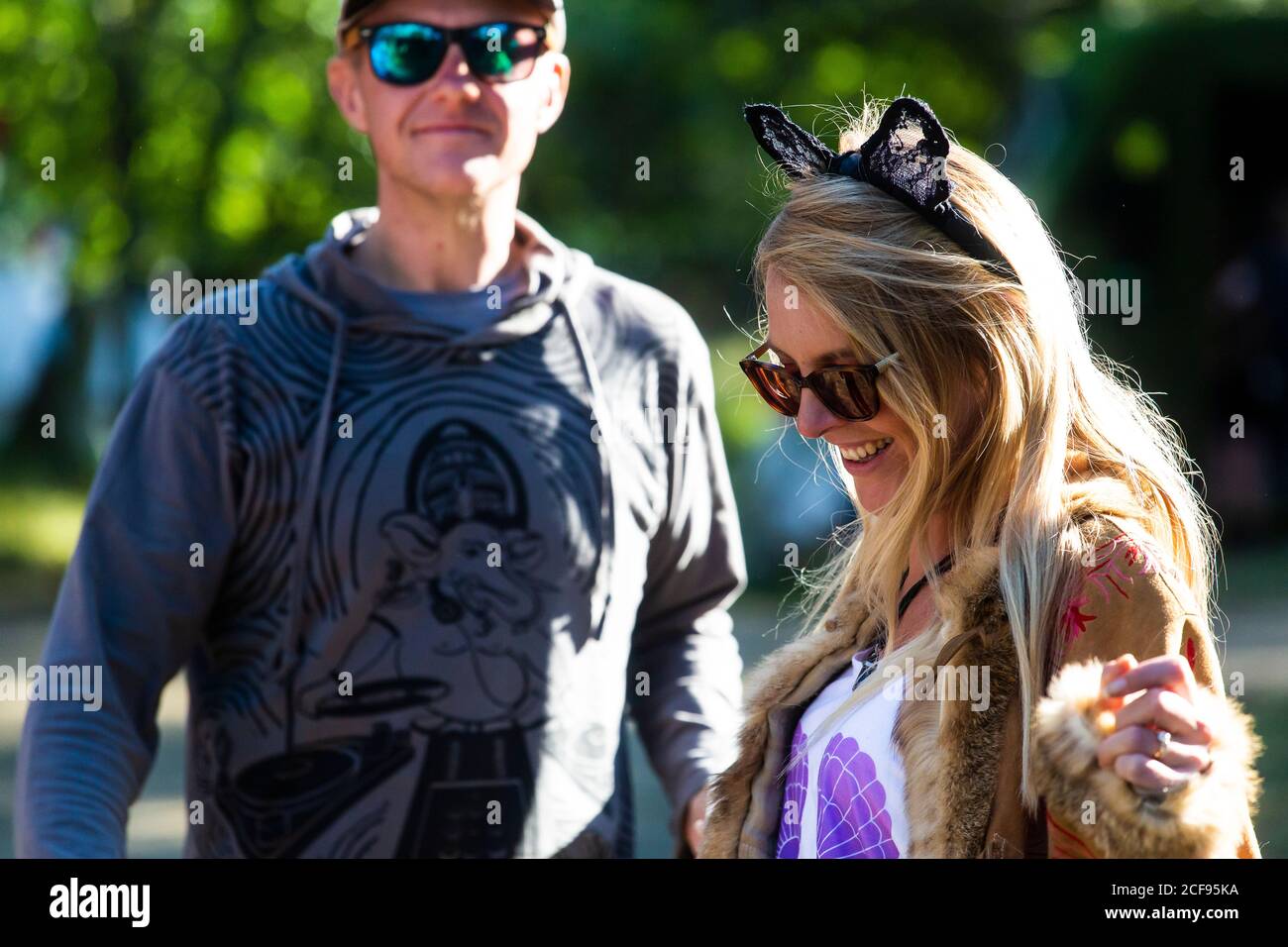 Cool coppia danzare per la musica dal vivo a noi non sono Un festival socialmente distanziato evento a Pippingford Park - campeggio con un'atmosfera da festival Foto Stock