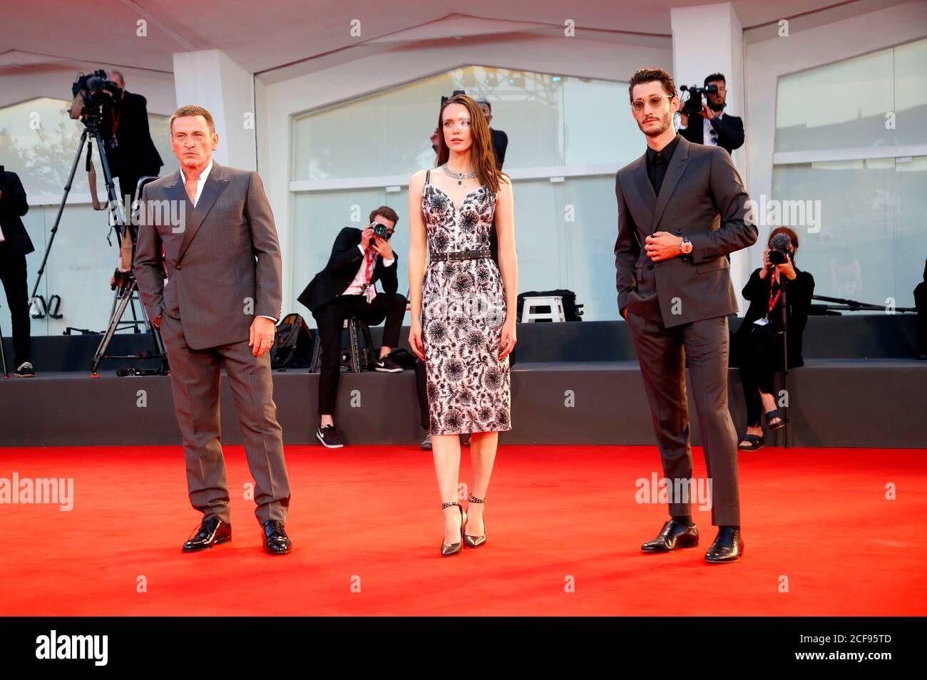 Benoit Magimel, Stacy Martin e Pierre Niney alla prima del film 'Amants' alla Biennale di Venezia 2020/77th Venice International Film Festival nel Palazzo del Cinema. Venezia, 03.09.2020 | utilizzo in tutto il mondo Foto Stock