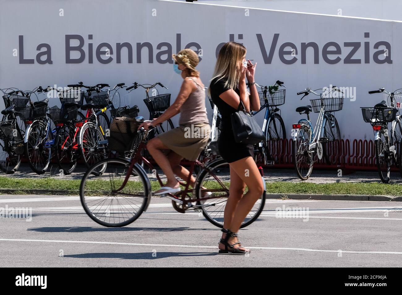 Palazzo del Cinema, Lido, Venezia, Italia. 4 Settembre 2020. Atmosfera intorno al 77° Festival Internazionale del Cinema di Venezia . Molti partecipanti indossano rivestimenti per il viso in tutto il locale, all'interno e all'esterno. L'uso delle maschere viene applicato con forza negli spazi interni. Foto per credito: Julie Edwards/Alamy Live News Foto Stock