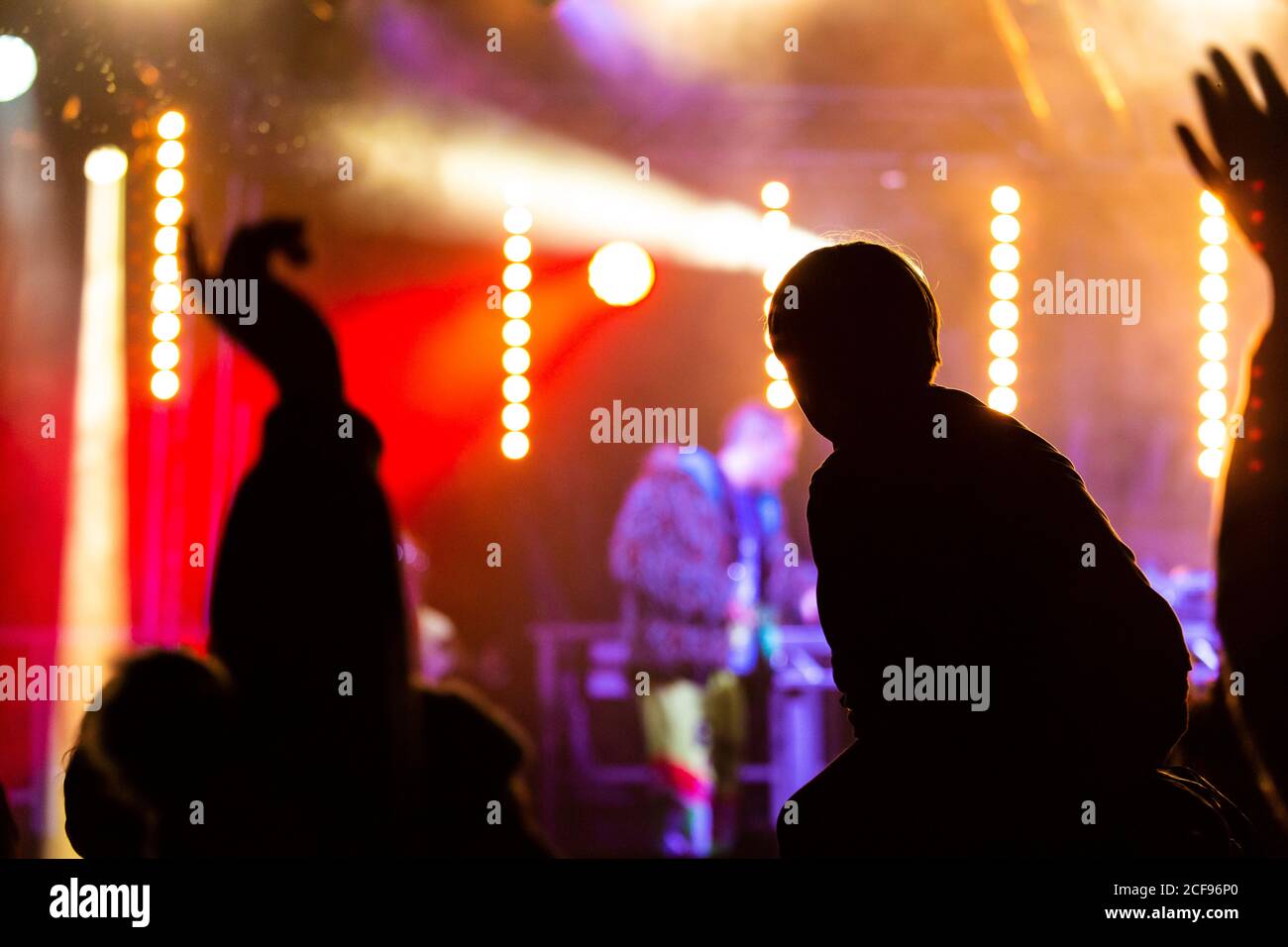 Bambino sulle spalle a noi non siamo un Festival socialmente Evento a distanza a Pippingford Park - campeggio con un festival vibrazione Foto Stock