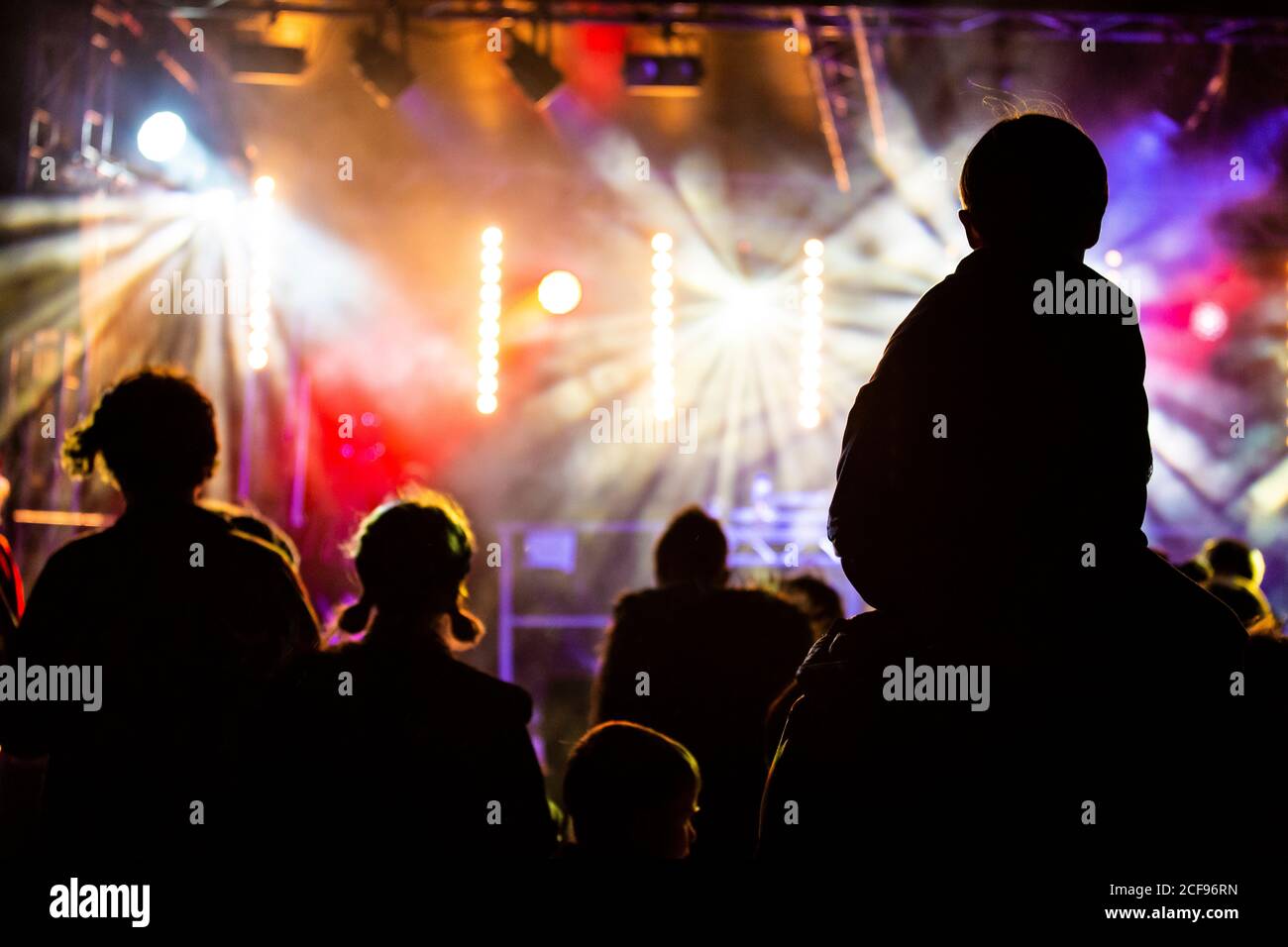 Bambino sulle spalle a noi non siamo un Festival socialmente Evento a distanza a Pippingford Park - campeggio con un festival vibrazione Foto Stock