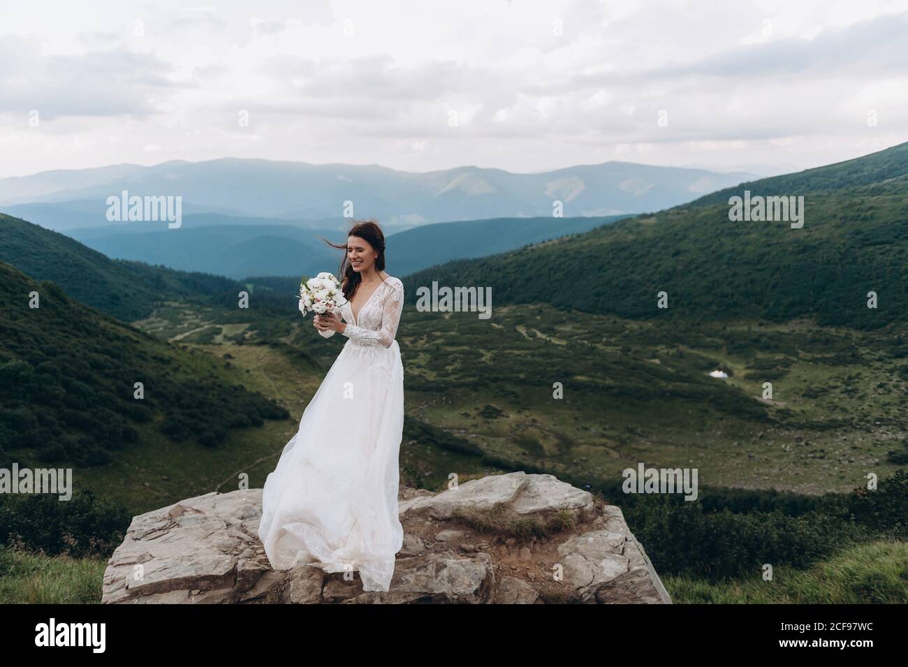 la sposa si prepara a lanciare il bouquet. Sposa in montagna. Foto Stock