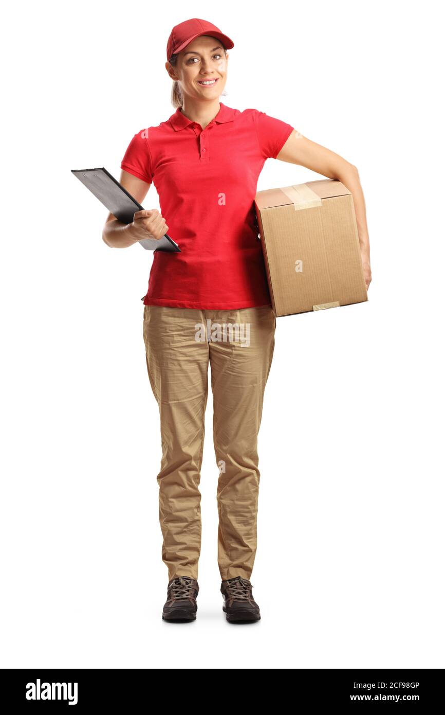 Ritratto a lunghezza intera di una lavoratrice che tiene una clipboard e una scatola isolata su sfondo bianco Foto Stock