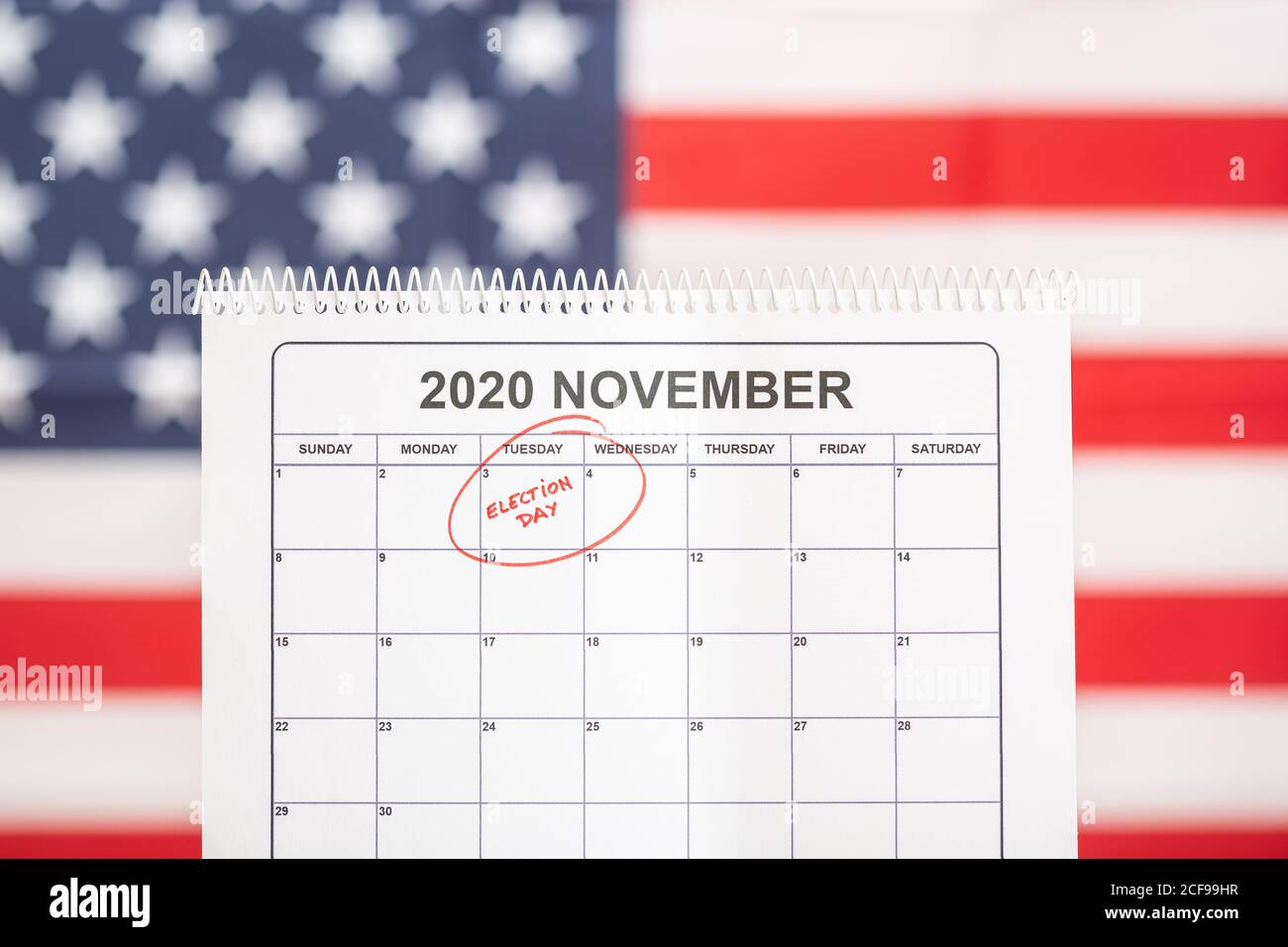 3 novembre 2020 concetto del giorno delle elezioni. Calendario da tavolo con il 3 novembre contrassegnato in rosso e bandiera USA in background Foto Stock