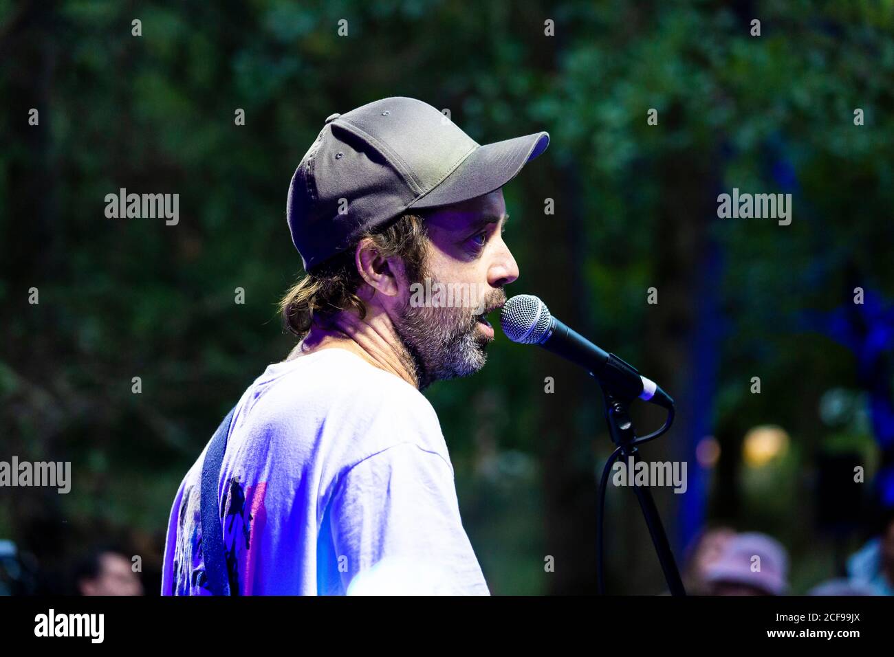 Fagioli su brindisi vivono a noi non sono un festival Evento socialmente distanziato a Pippingford Park - campeggio con a. atmosfera da festival Foto Stock