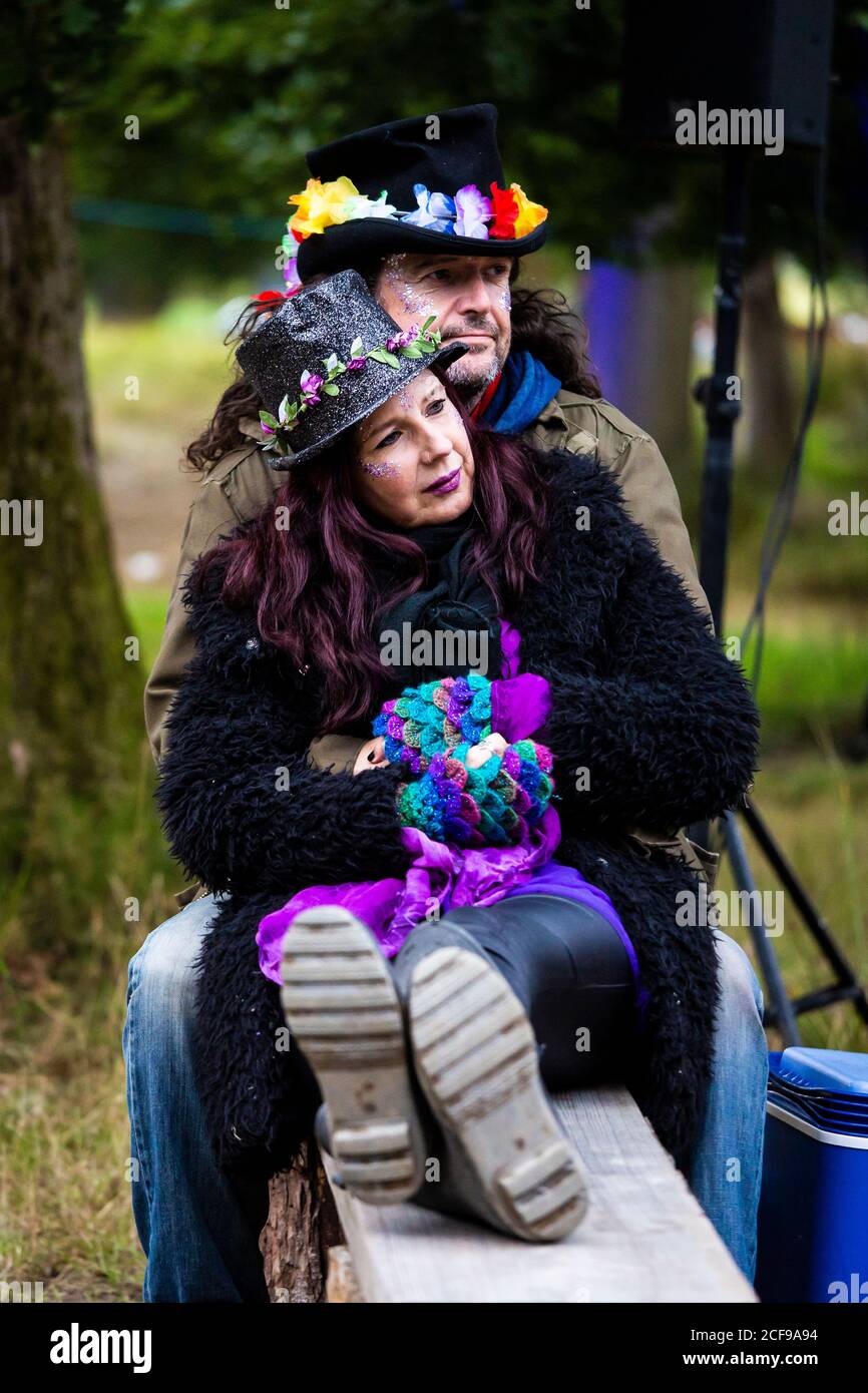 Coppia con le braccia intorno a noi non sono Un festival socialmente distanziato evento a Pippingford Park - campeggio con un'atmosfera da festival Foto Stock