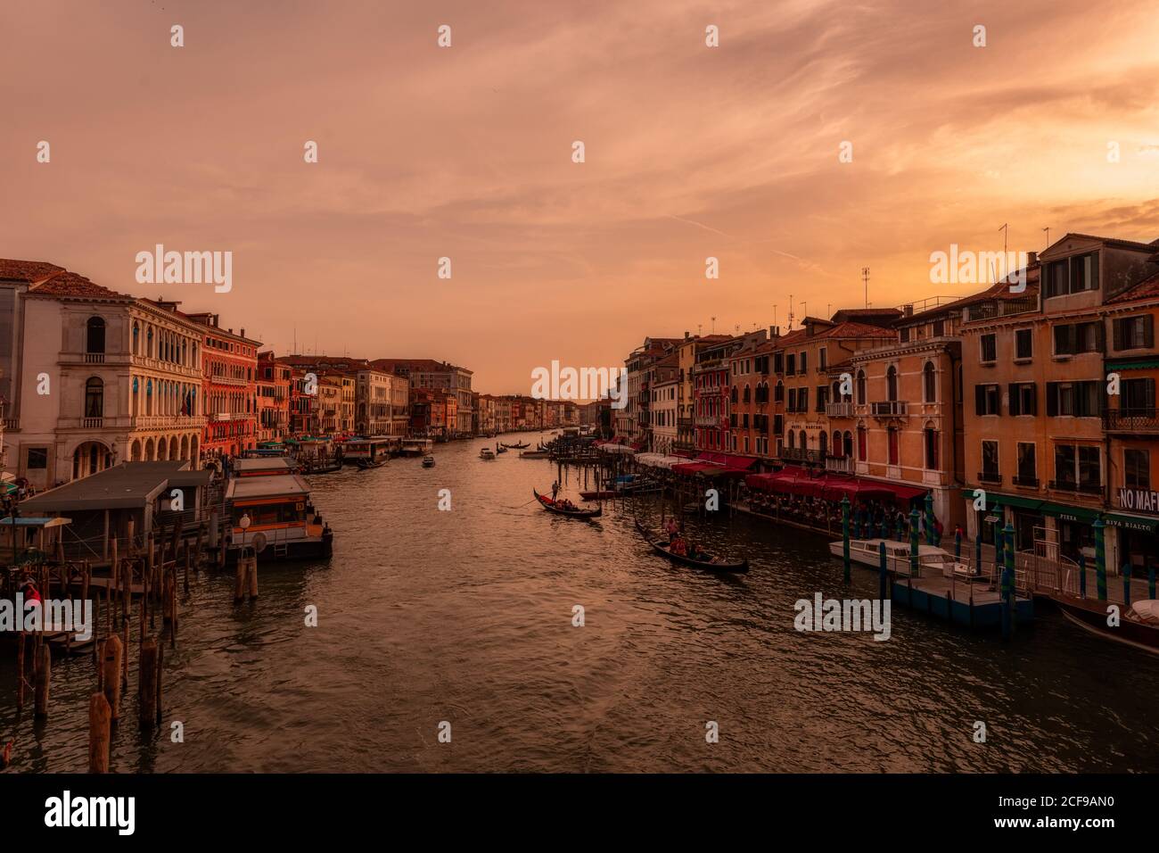 Grande canale che passa tra gli edifici Foto Stock Grande canale che passa tra gli edifici Foto Stock