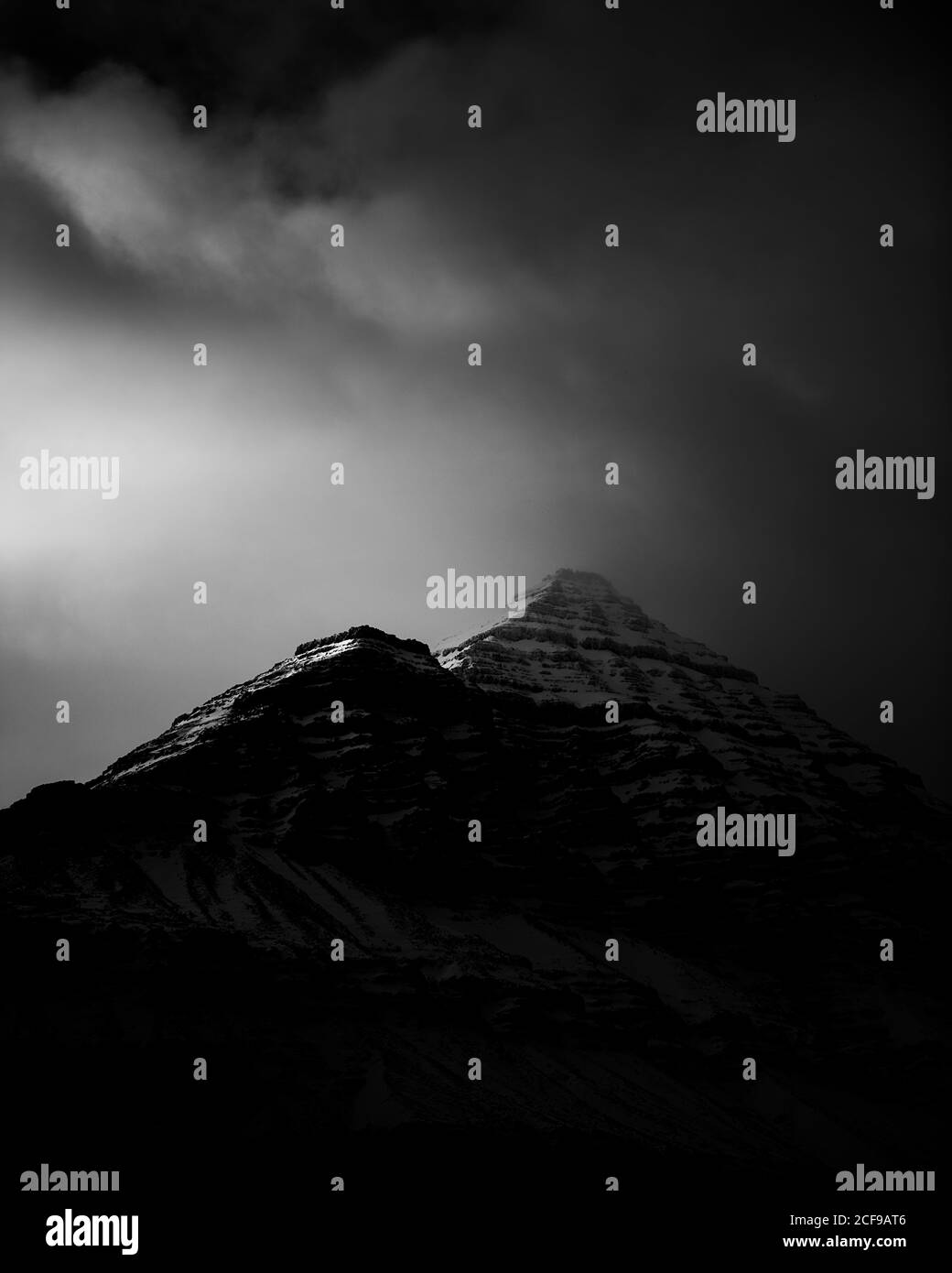 Bellissimo paesaggio naturale in tempo nebbiosa in Islanda Foto Stock