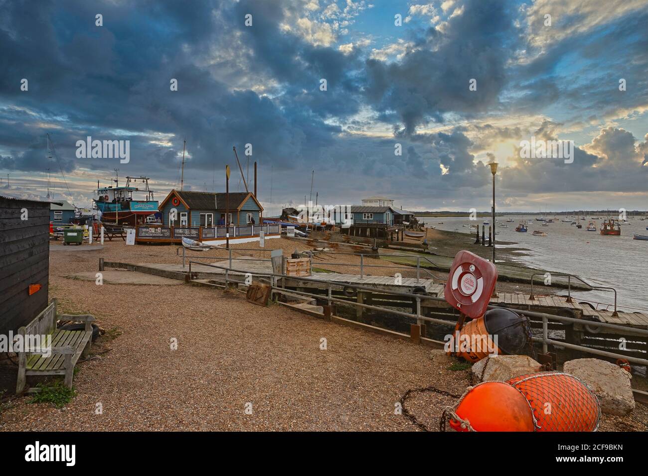 Felixstowe Ferry Suffolk, il pittoresco villaggio di pescatori "Olde World" visto come il sole sorge Foto Stock