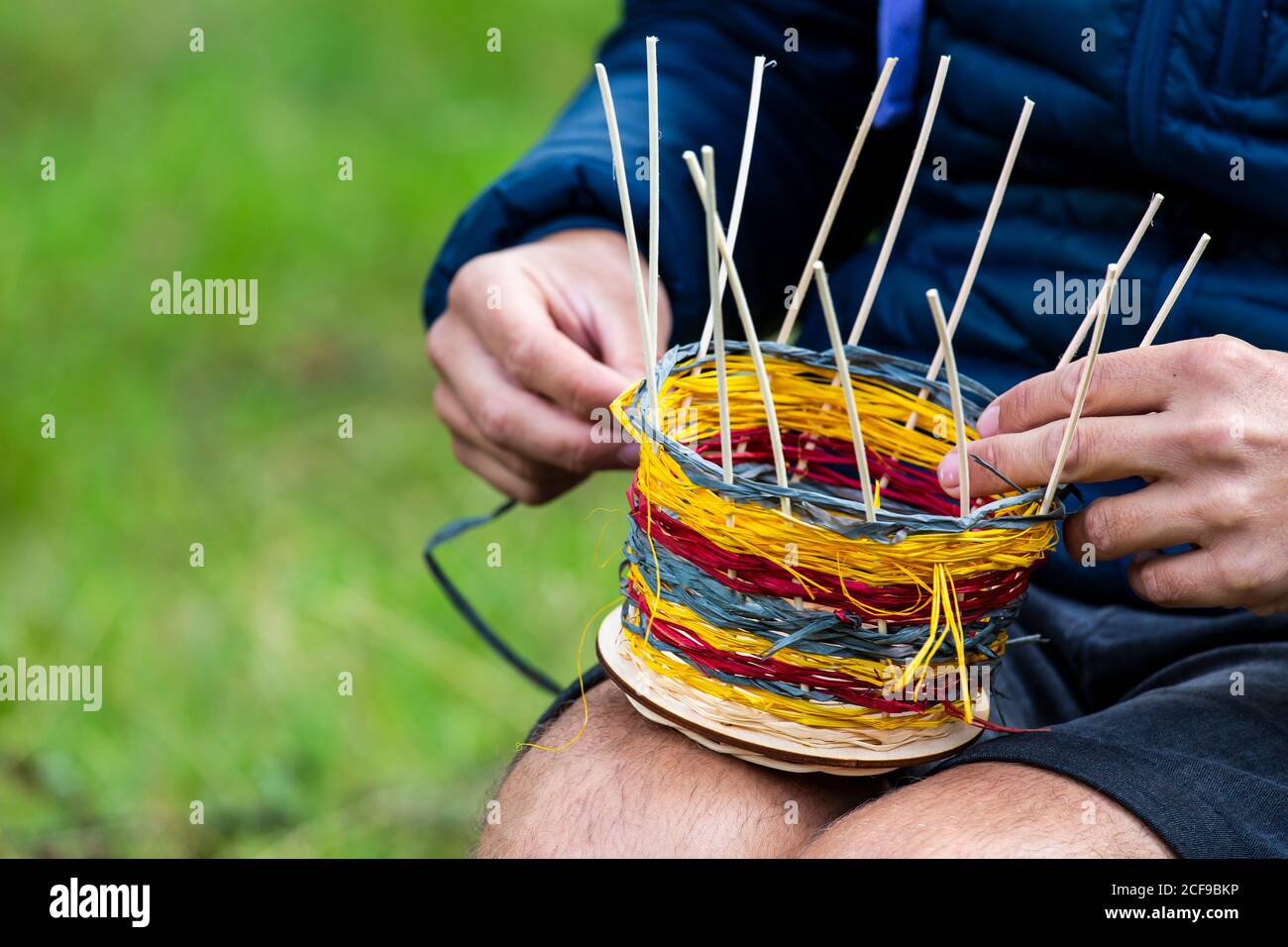 Laboratorio di tessitura del cesto a noi non sono un festival socialmente Evento a distanza a Pippingford Park - campeggio con un festival vibrazione Foto Stock